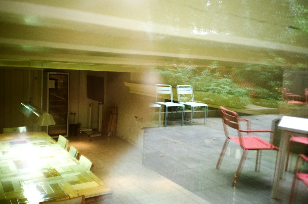 Salle à manger et terrasse reliées par une grande baie vitrée