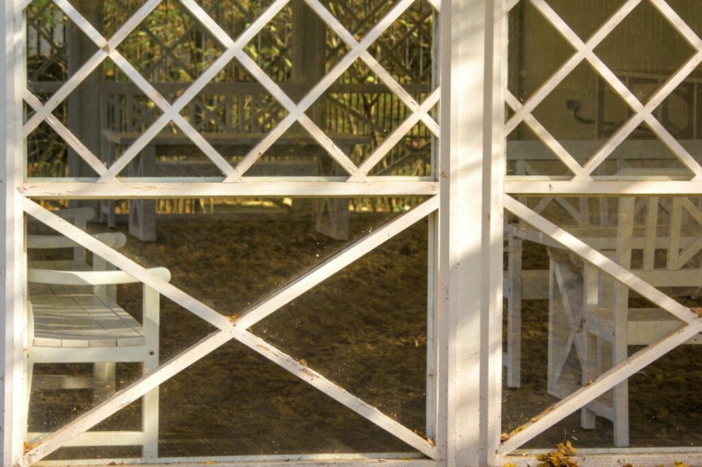 Clôture ajourée blanche autour d’une terrasse de jardin