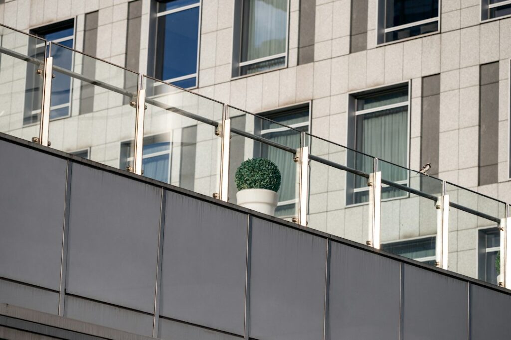 Garde-corps vitré d’un balcon contemporain