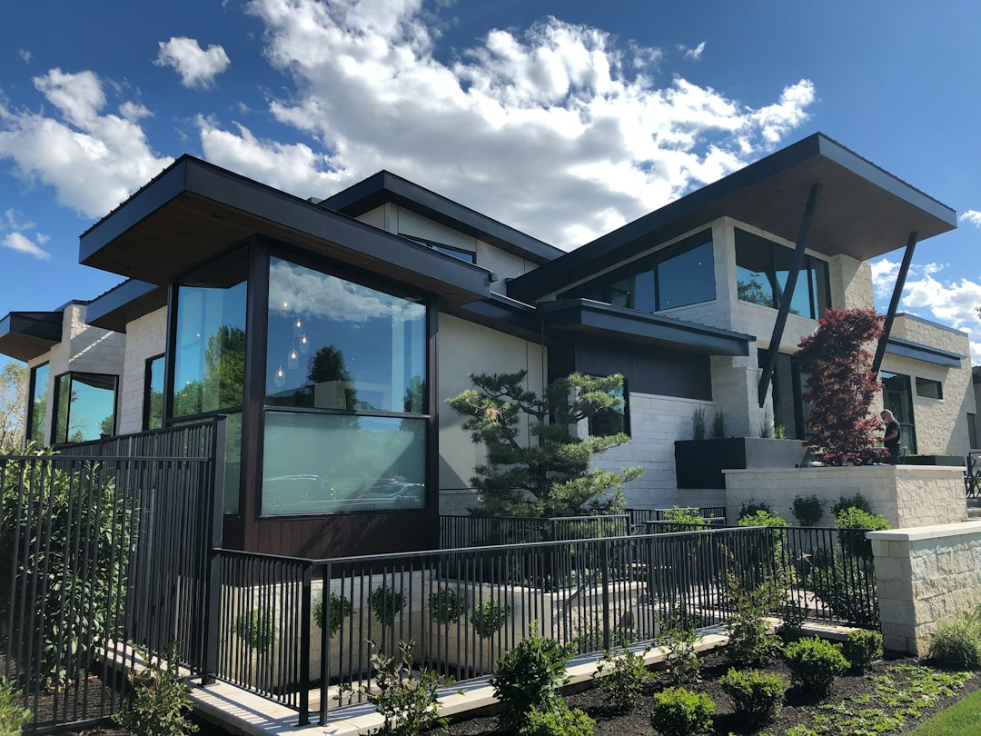 Maison contemporaine avec de grandes ouvertures vitrées