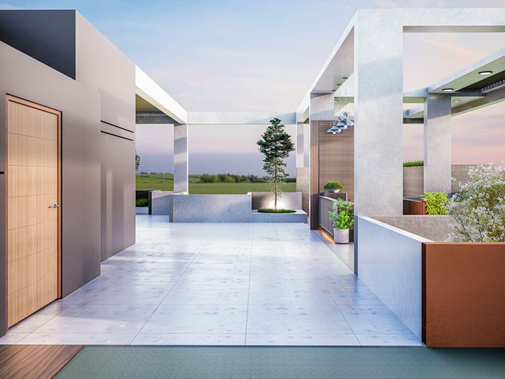 Pergola blanche au-dessus d’un espace de vie extérieur