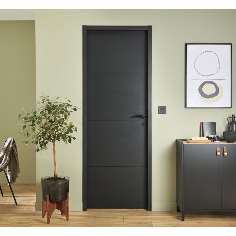 Porte intérieure noire Lapeyre Raphy dans une pièce contemporaine