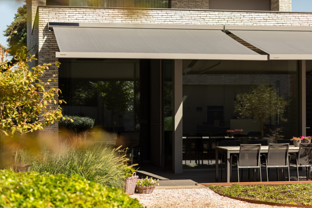 Store banne Brustor B27 Solar au-dessus d’une terrasse, visuel fabricant