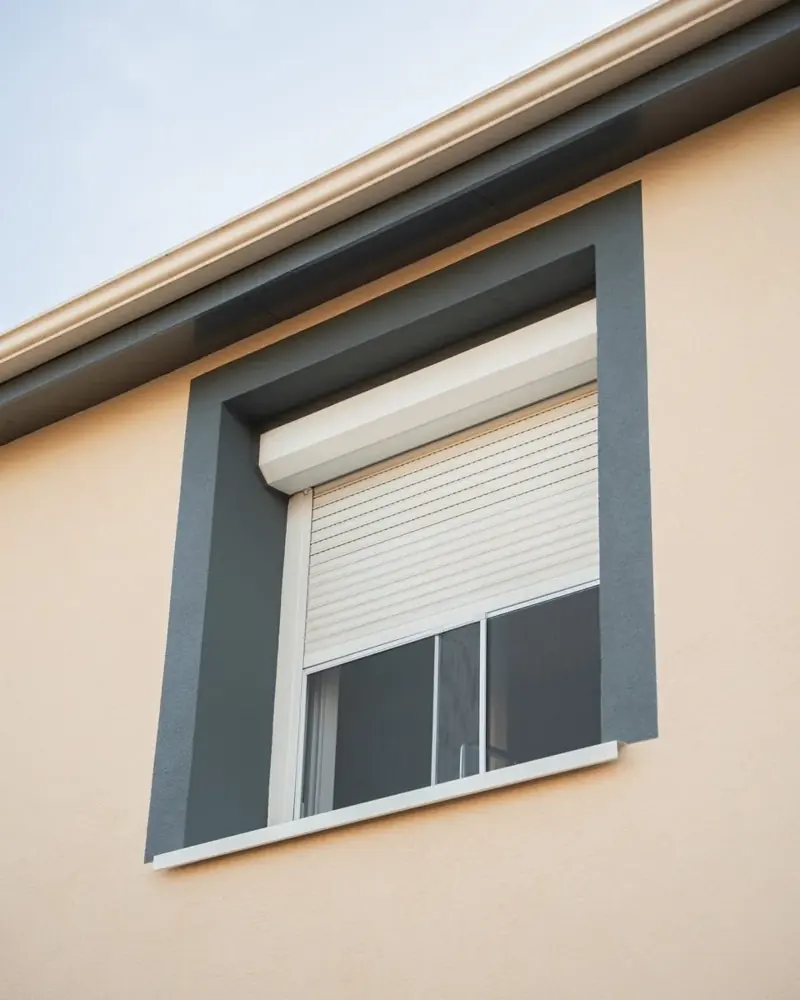 Fenêtre claire avec volet dans une façade de maison